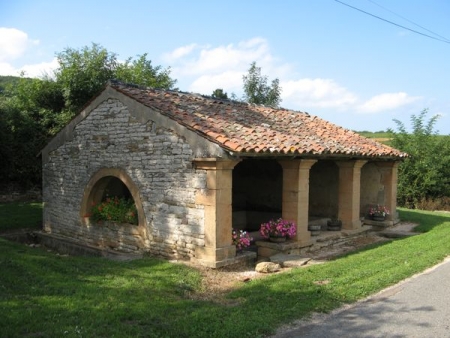 Péronne-lavoir 2 dans hameau le Carruge