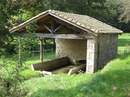 Sologny-lavoir 2 dans hameau Le Charnay