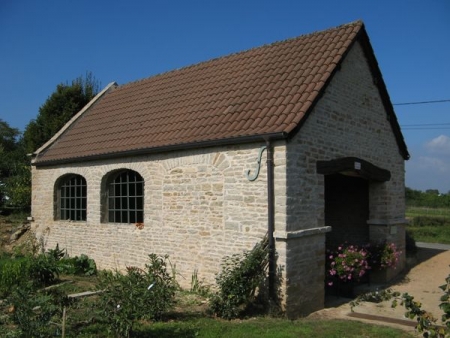 Igé-lavoir 3 dans hameau Le Martoret