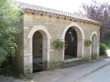 Berzé la Ville-lavoir 5 dans hameau  Le Vernay