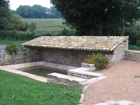 Vinzelles-lavoir 2 dans hameau Les Petaux