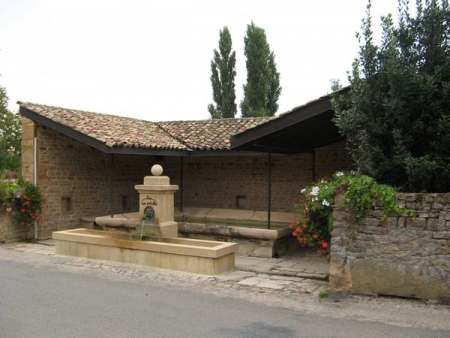 Mâcon-lavoir 1 dans hameau Loché