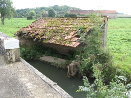 Saint  Gengoux le National-lavoir 2 dans hameau Nourue