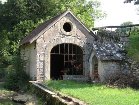 Blanot-lavoir 3 dans hameau Nouville