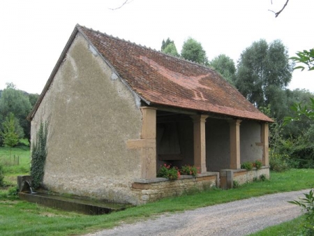 Malay-lavoir dans hameau Ougy