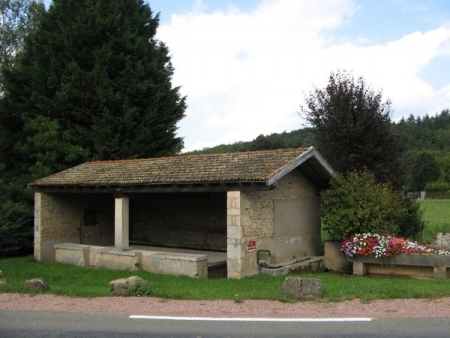 Azé-lavoir 2 dans hameau Rizerolles