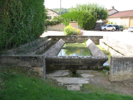 Péronne-lavoir 4 dans hameau Saint Pierre de Lanques