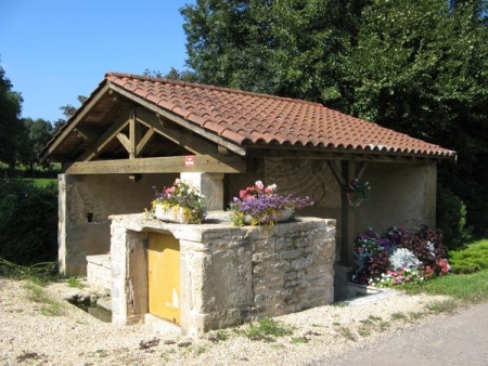 Verzé-lavoir 4 dans hameau Vanzé