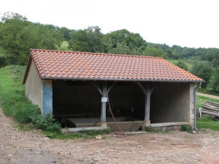 Azé-lavoir 3 dans hameau Vaux sur Aine