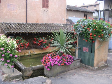 Vinzelles-lavoir 1 dans le bourg