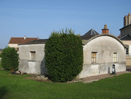 Metz le Comte-lavoir 1 dans le bourg