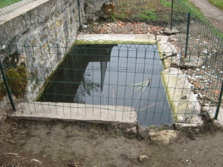 Flez Cuzy-lavoir dans hameau Petit Flez