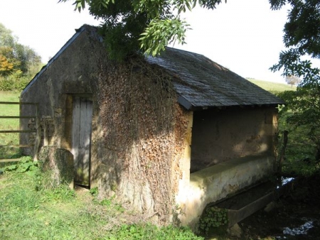 Neuffontaines-lavoir 4 dans hameau Vignes le Haut