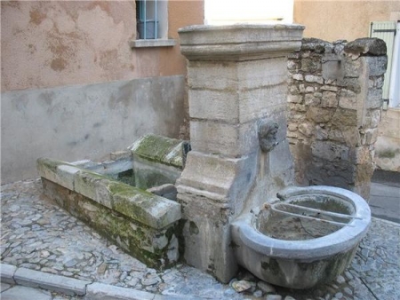 Pernes les Fontaines-lavoir 6