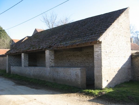 Guillon-lavoir 2 dans hameau Courterolles