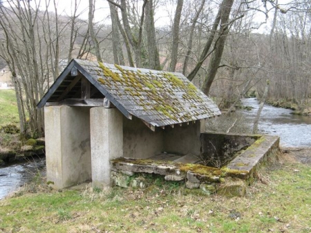 Chalaux-lavoir 1 dans le bourg