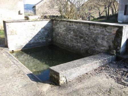 Pouques Lormes-lavoir 4 dans hameau L'Huis Maréchal
