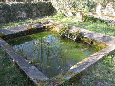 Pouques Lormes-lavoir 5 dans hameau L'Huis Tardy