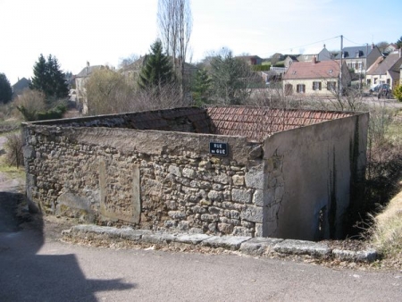 Lormes-lavoir 5 dans le bourg