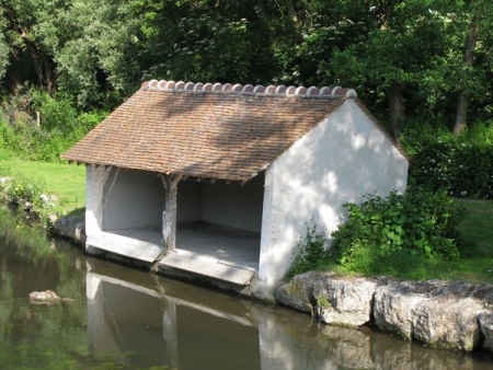 Aulnay la Rivière-lavoir dans hameau Villereau