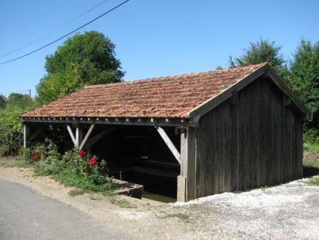 Saint Andelain-lavoir dans hameau Petit Soumard