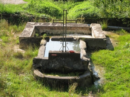 Hyèvre Paroisse-lavoir 2 dans hameau Bois la Ville