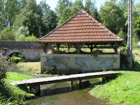Beaumont la Ferrière-lavoir 1 dans le bourg