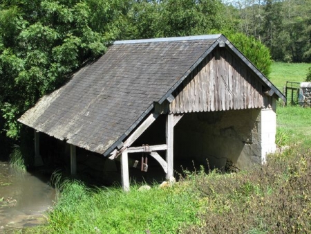 Beaumont la Ferrière-lavoir 2 dans hameau Les Ponts de Beaumont