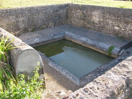 Menou-lavoir 3 dans hameau Les Pierrets