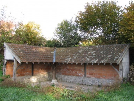 Cervon-lavoir 2 dans hameau Certaines