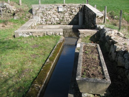 Brassy-lavoir 8 dans hameau Le Mont