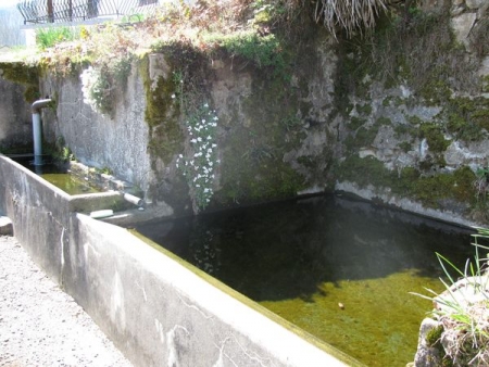 Chateau Chinon-lavoir 2 dans hameau La Roche de Vermenou
