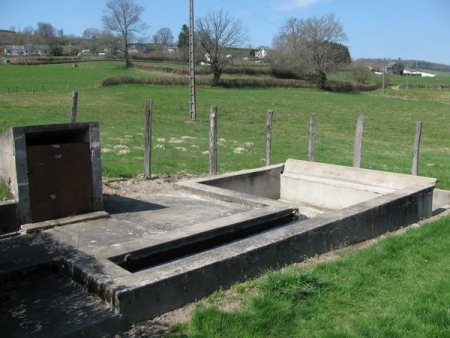 Chateau Chinon-lavoir 3 dans hameau Vermenou