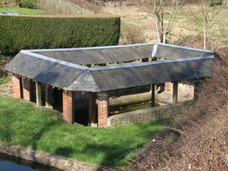 Ouroux en Morvan-lavoir 1 dans le bourg