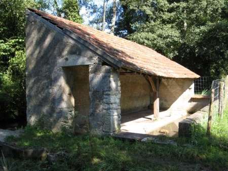 Sainte Colombe des Bois-lavoir 2 dans hameau Champdoux