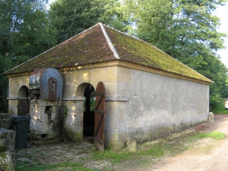 Champlemy-lavoir 1 dans le bourg