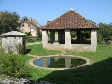 Crux la Ville-lavoir 1 dans le bourg