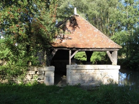 Dompierre sur Nièvre-lavoir 1 dans le bourg