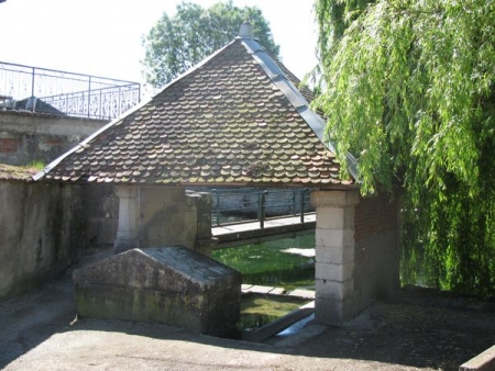 Gondrecourt le Chateau-lavoir 1 dans le bourg