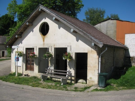 Gondrecourt le Chateau-lavoir 2 dans hameau Tourailles sous Bois