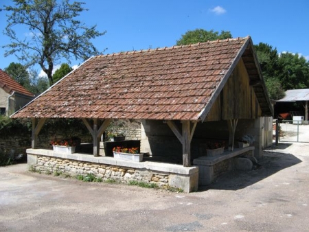 Donzy-lavoir 10  dans le bourg