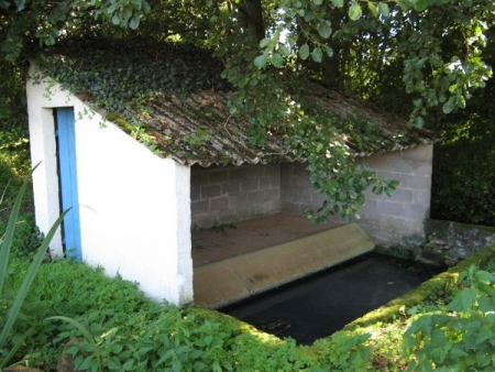 Sainte Colombe des Bois-lavoir 3 dans hameau Ferrière