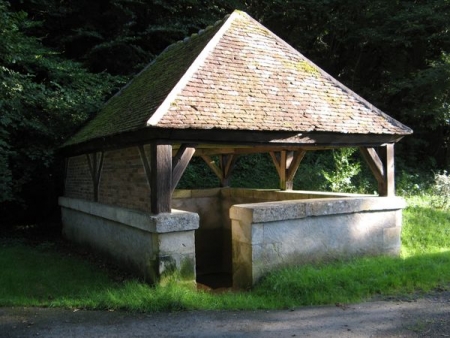 Dompierre sur Nièvre-lavoir 4 dans hameau Fontaraby