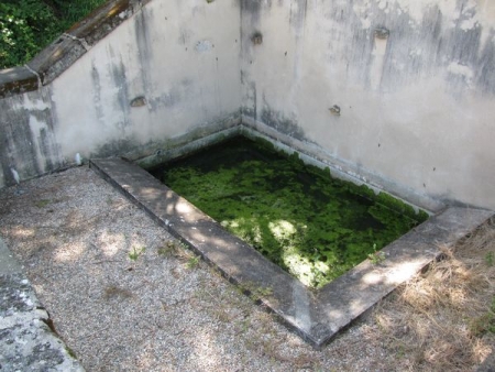 Igornay-lavoir dans hameau Rozereuille