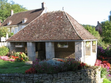 La Chapelle Saint André-lavoir 1 dans le bourg