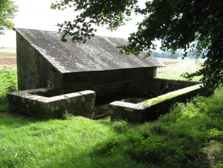 Chateauneuf Val de Bargis-lavoir 6 dans hameau Le Potin