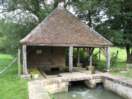 Chateauneuf Val de Bargis-lavoir 7 dans hameau Le Pressour