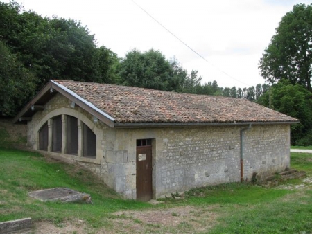 Clermont en Argonne-lavoir 2 dans hameau Auzeville en Argonne