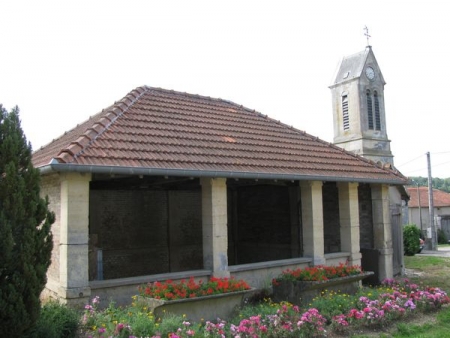 Les Trois Domaines-lavoir dans hameau Rignaucourt