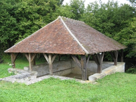 Colméry-lavoir 4 dans hameau Les Moutots